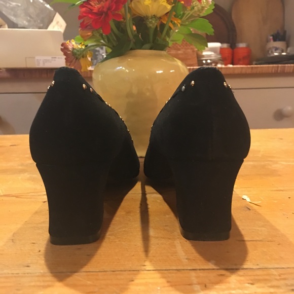 Gorgeous velvet pumps with gold studs NWT - Picture 4 of 8